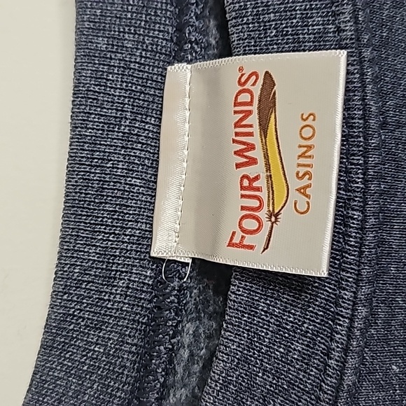 5/25 ♥️ Four Winds Casino Resort Crewneck Sweater - Picture 2 of 7